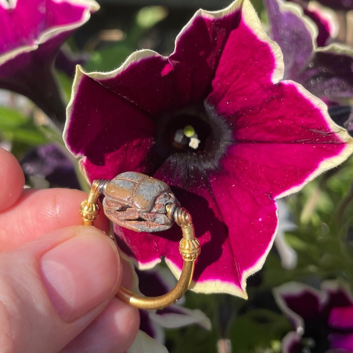 Bague En Or Néo-égyptienne Sertie d'Un Ancien Scarabée En Faïence égyptienne.  -photo-2