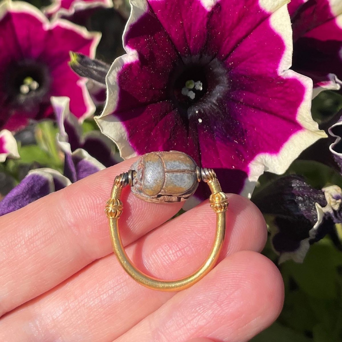 Bague En Or Néo-égyptienne Sertie d'Un Ancien Scarabée En Faïence égyptienne.  -photo-6