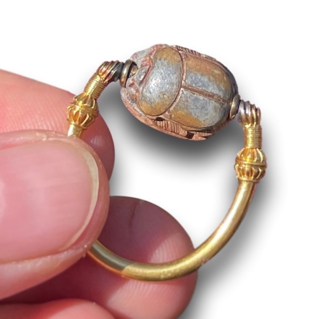 Bague En Or Néo-égyptienne Sertie d'Un Ancien Scarabée En Faïence égyptienne.  