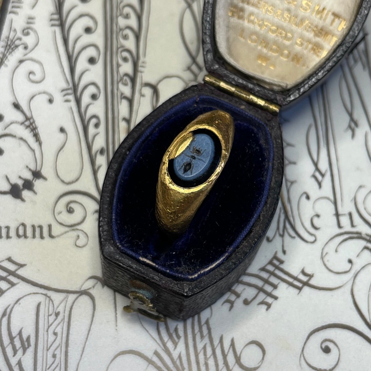 Bague En Or Ancienne Avec Une Intaille Nicolo d'Une Fourmi Avec Une Réparation Classique En Or.-photo-6