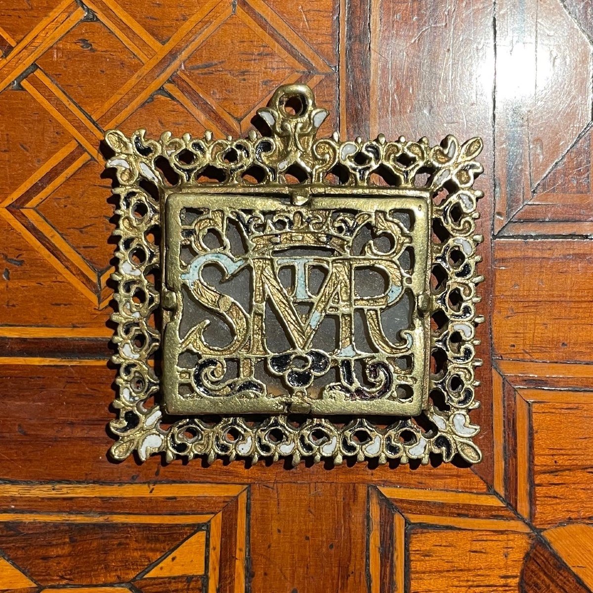 Pendentif en laiton ajouré décoré d'émaux et d'agate. Espagnol, vers 1600.-photo-3