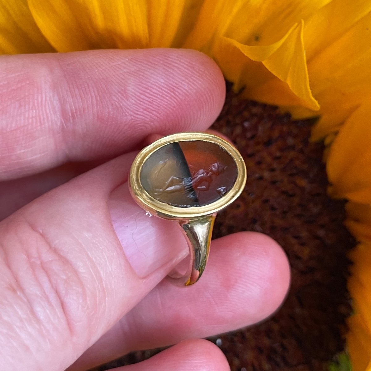 Bague En Or Avec Une Ancienne Intaille d'Un Pêcheur. Romain, 1er - 2ème Siècle Après Jc. -photo-2