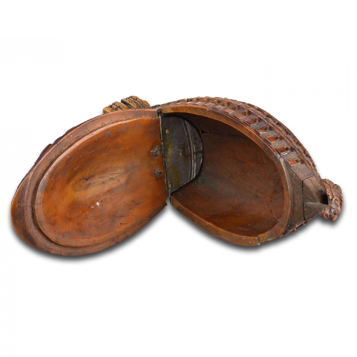 Coquilla Ship Form Snuff Box. French, Early 19th Century.-photo-2