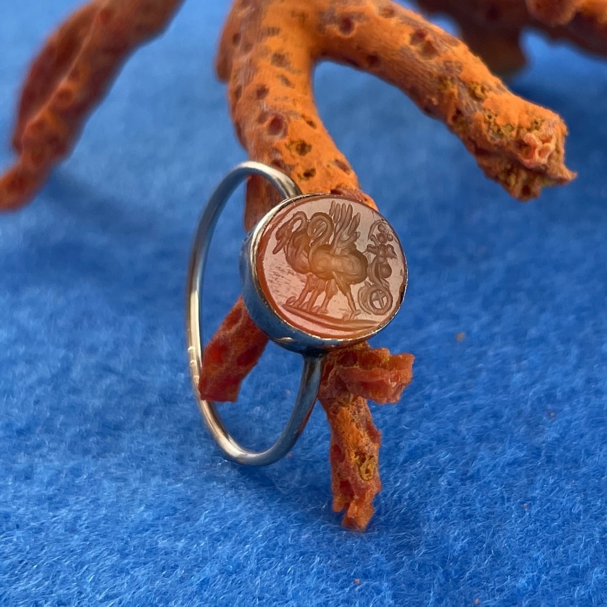 Bague En Or Géorgienne Avec Une Intaille De Cupidon Dans Un Char. Italien, XVIIIe Siècle-photo-1