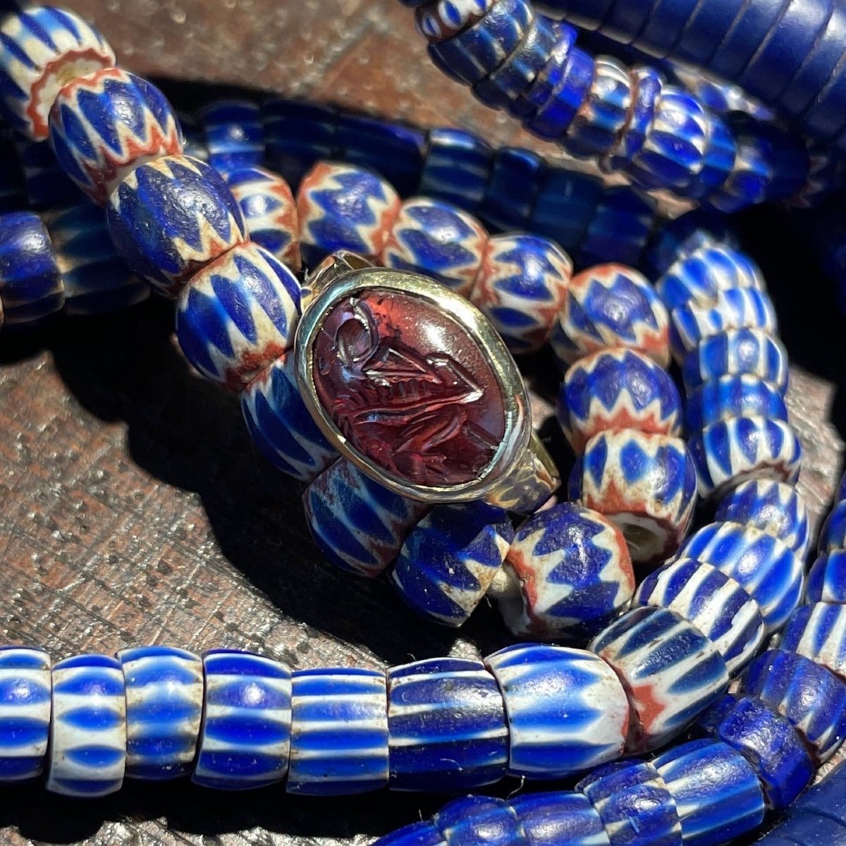 Bague En Or Avec Une Intaille En Grenat De Pégase. Sassanide, 3e - 7e Siècle Après Jc. -photo-1