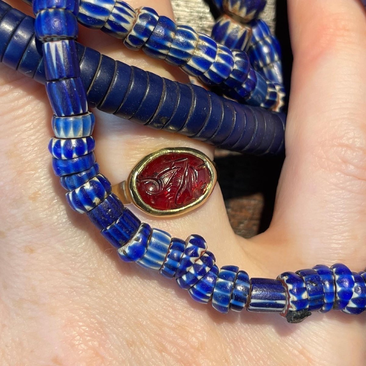 Bague En Or Avec Une Intaille En Grenat De Pégase. Sassanide, 3e - 7e Siècle Après Jc. -photo-4