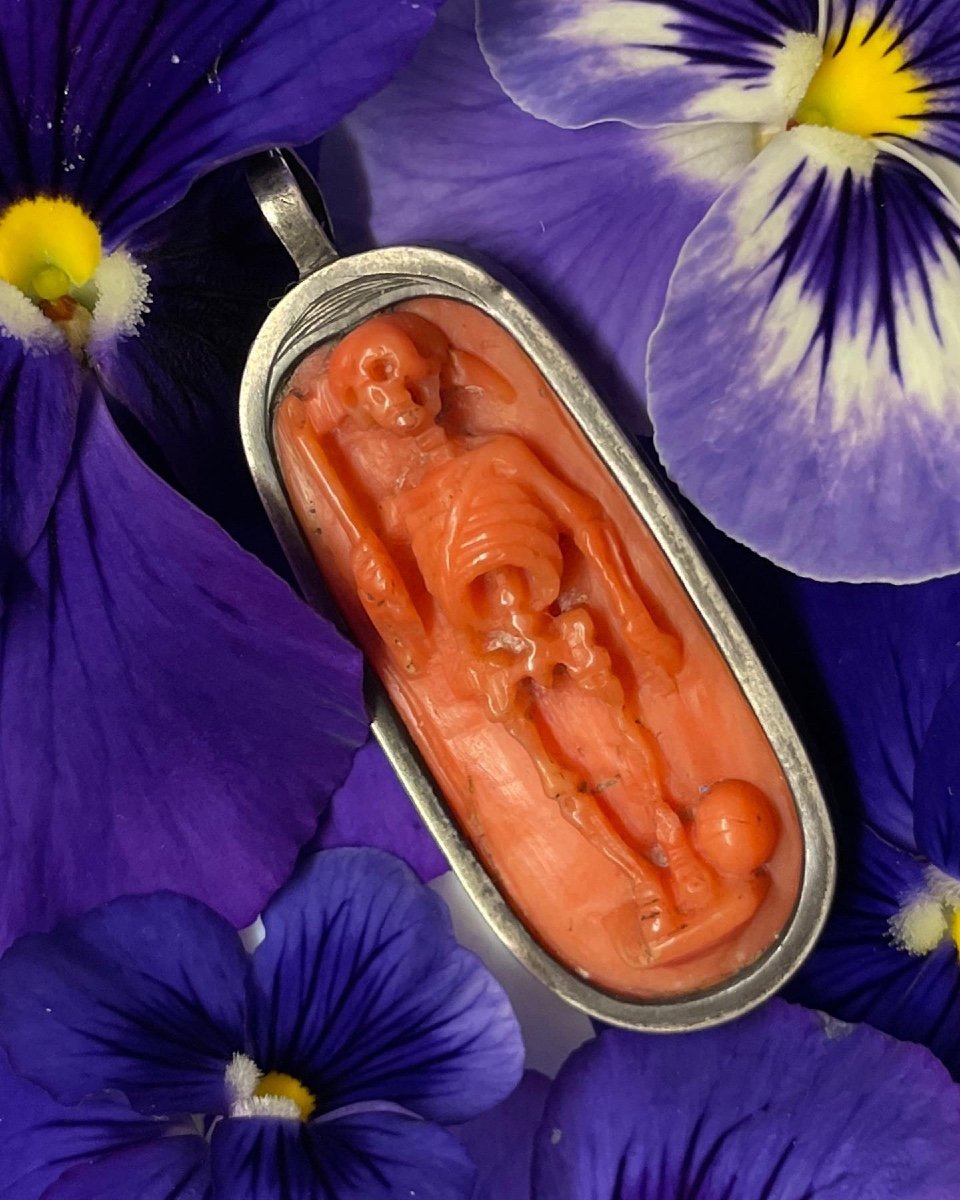 Pendentif en argent avec camée memento mori en corail. Italienne, fin du XVIIe siècle.-photo-8