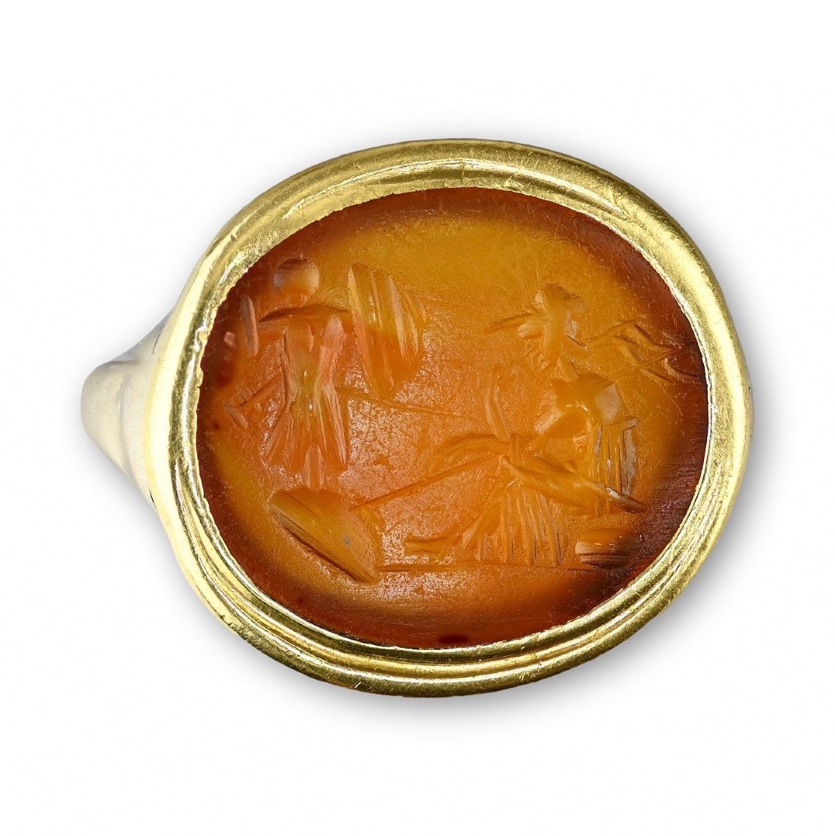 Bague en or avec une intaille romaine représentant une Minerve assise devant un trophée d'armure. -photo-2