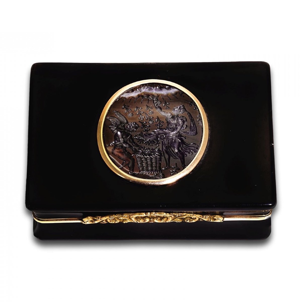 Gold And Tortoiseshell Snuff Box With An Agate Intaglio. English, 19th Century.
