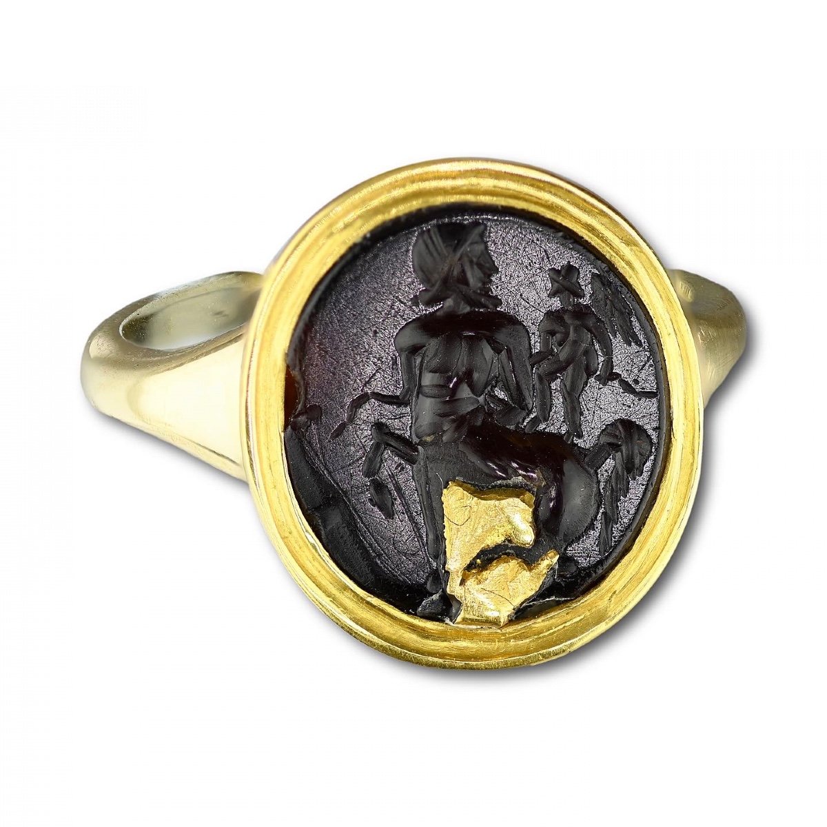 Gold Ring With A Sard Intaglio Of Cupid And A Centaur. Roman, 1stc Bc / 1stc Ad.