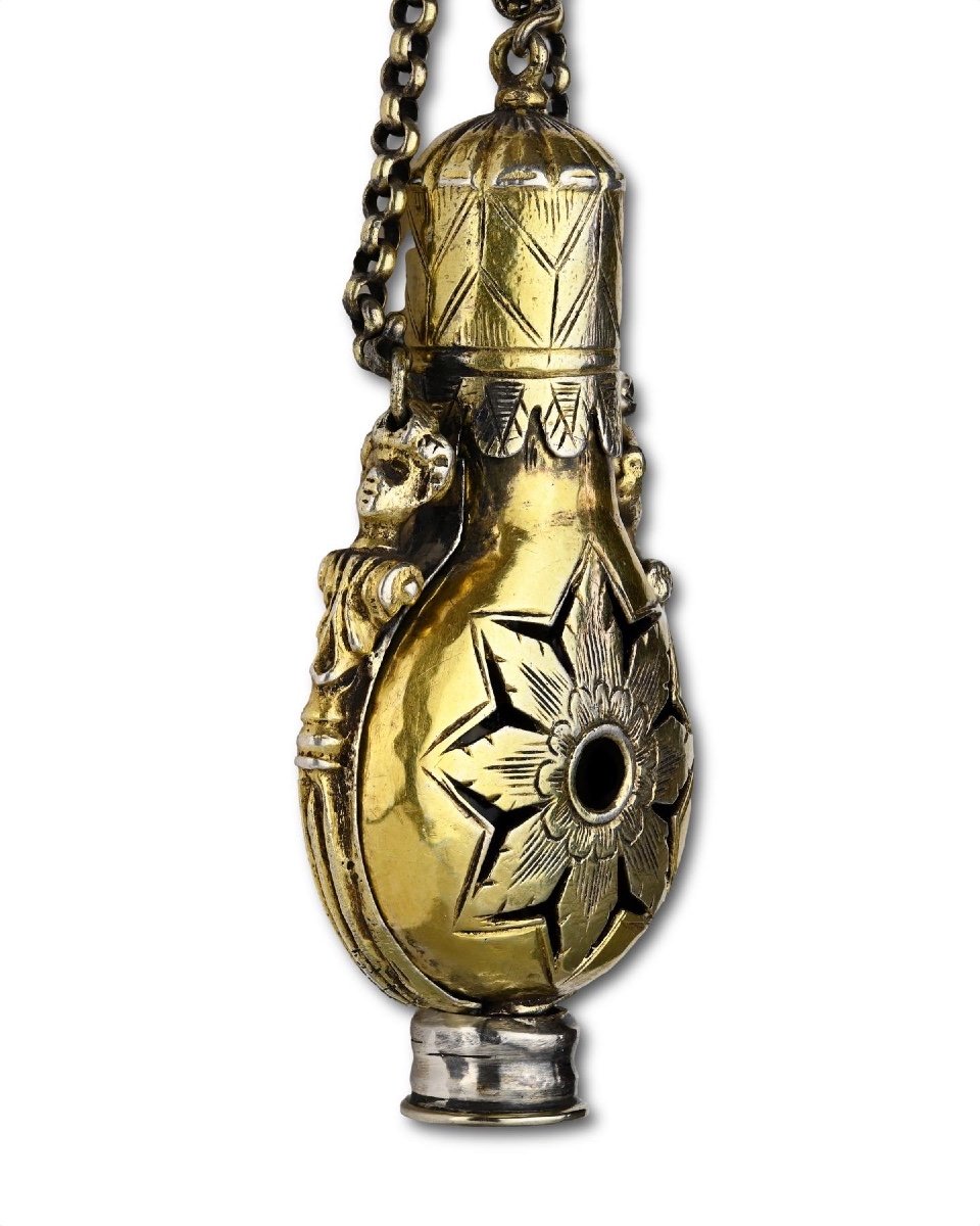 Coffret à Parfum En Vermeil En Forme De Flacon De Pèlerin. Hollandais, Fin Du XVIIe Siècle. -photo-1
