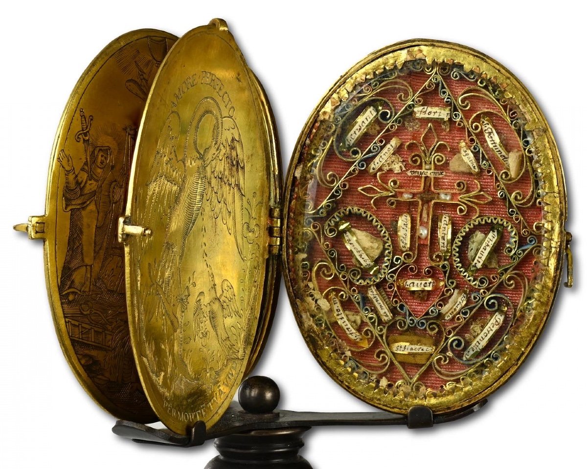 Large Engraved Copper Gilt Reliquary Pendant. French, Early 17th Century.-photo-3