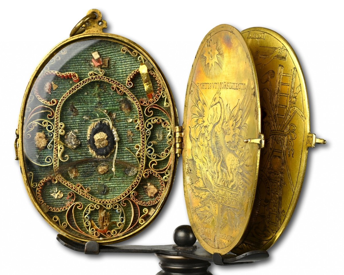 Large Engraved Copper Gilt Reliquary Pendant. French, Early 17th Century.-photo-4