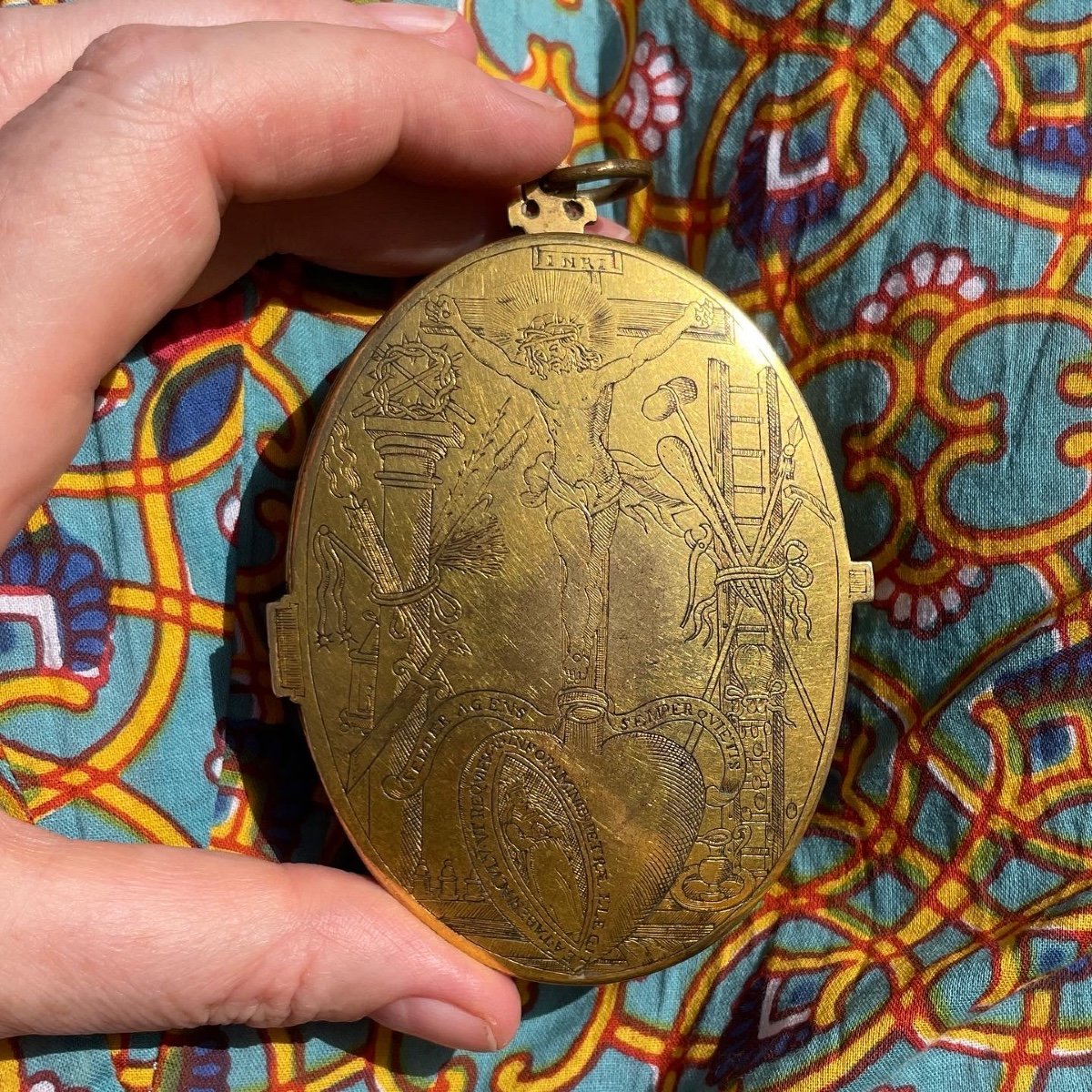 Large Engraved Copper Gilt Reliquary Pendant. French, Early 17th Century.-photo-8