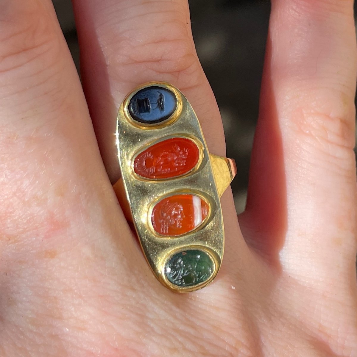 Bague En Or Sertie De Quatre Intailles En Pierre Dure Antique Et Renaissance.-photo-3