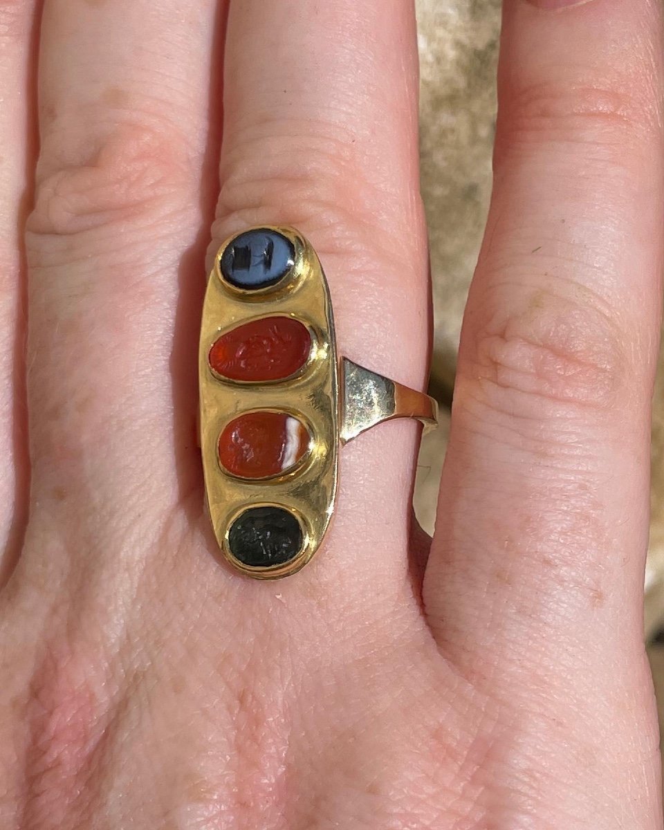 Bague En Or Sertie De Quatre Intailles En Pierre Dure Antique Et Renaissance.-photo-5