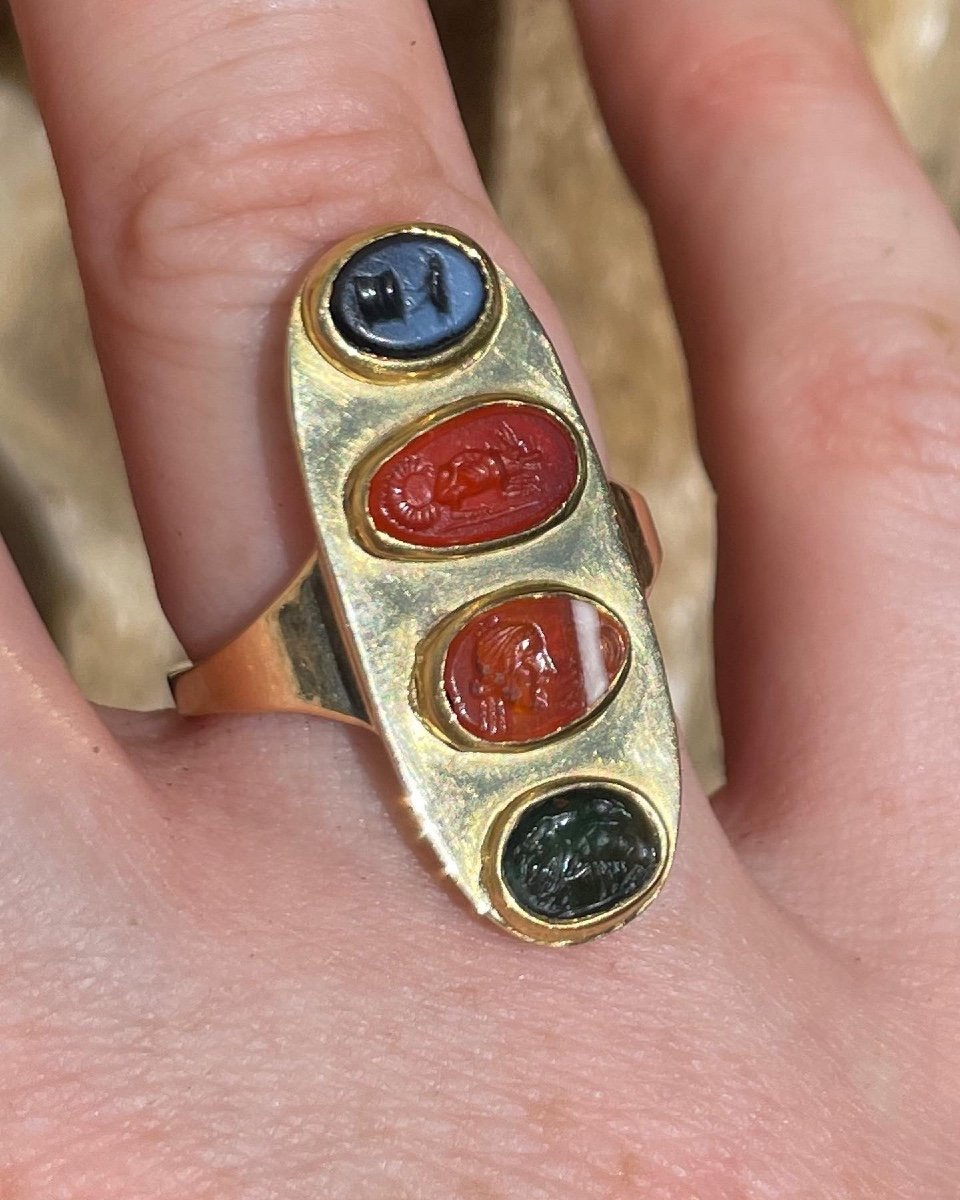 Bague En Or Sertie De Quatre Intailles En Pierre Dure Antique Et Renaissance.-photo-6