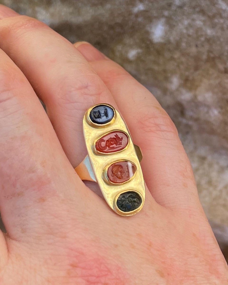 Bague En Or Sertie De Quatre Intailles En Pierre Dure Antique Et Renaissance.-photo-7