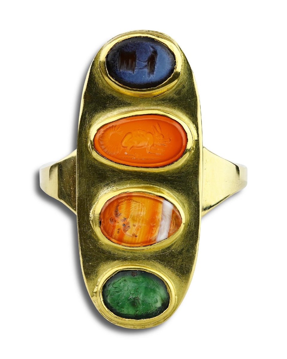 Bague En Or Sertie De Quatre Intailles En Pierre Dure Antique Et Renaissance.
