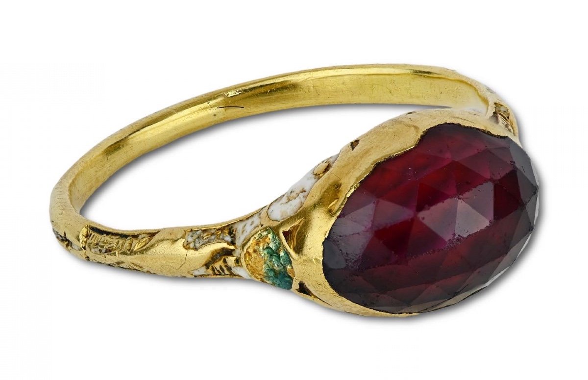 Bague En Or Et émail Sertie d'Un Grenat Facetté. Anglais, XVIIe Siècle. 