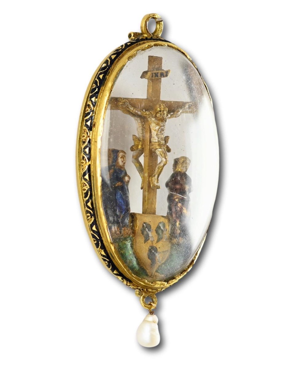 Pendentif Renaissance En Cristal De Roche, Or Et émail Serti De La Crucifixion.-photo-3