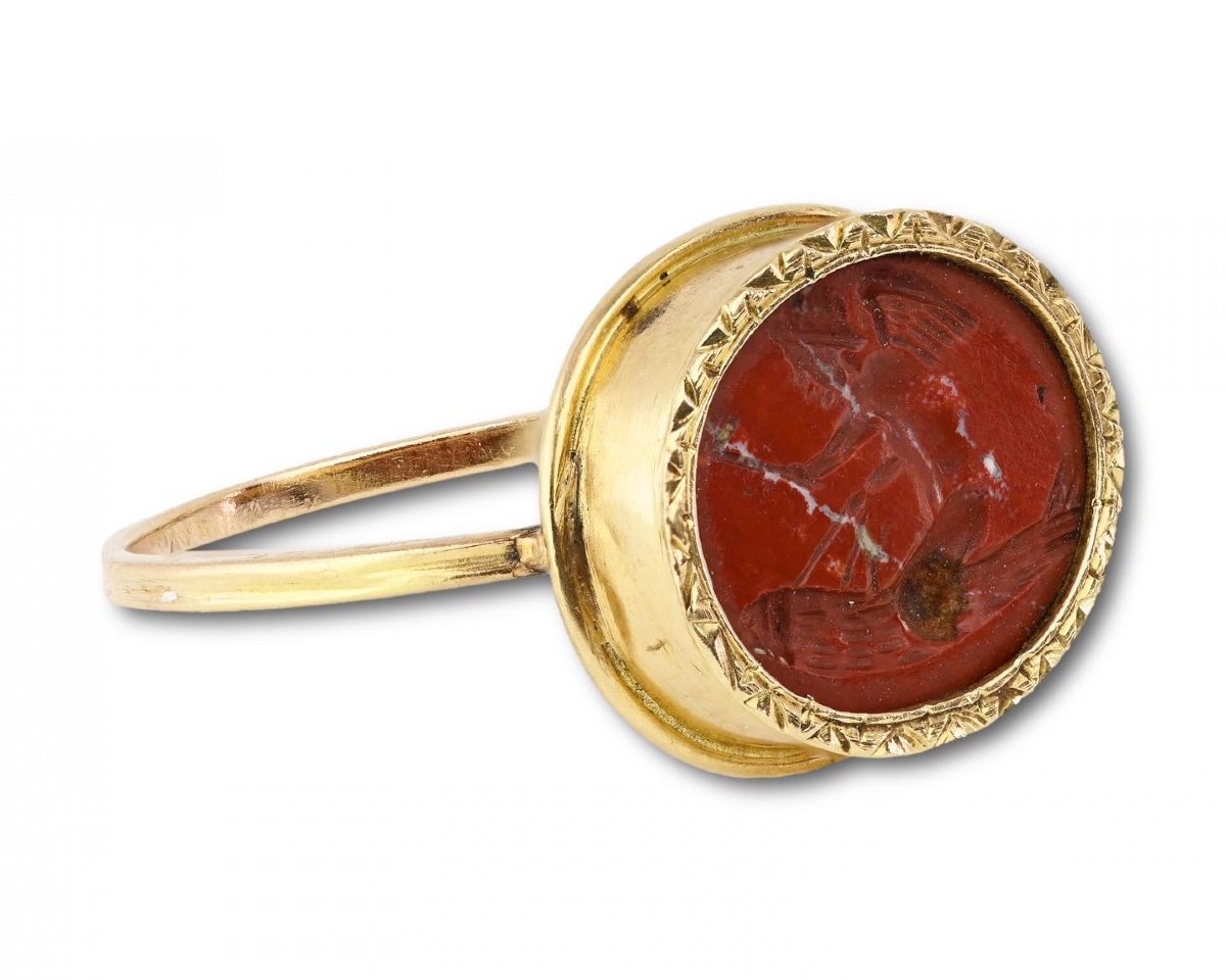 Bague En Or Avec Une Rare Intaille En Jaspe Antique Représentant Eros Chevauchant Un Phallus-photo-1