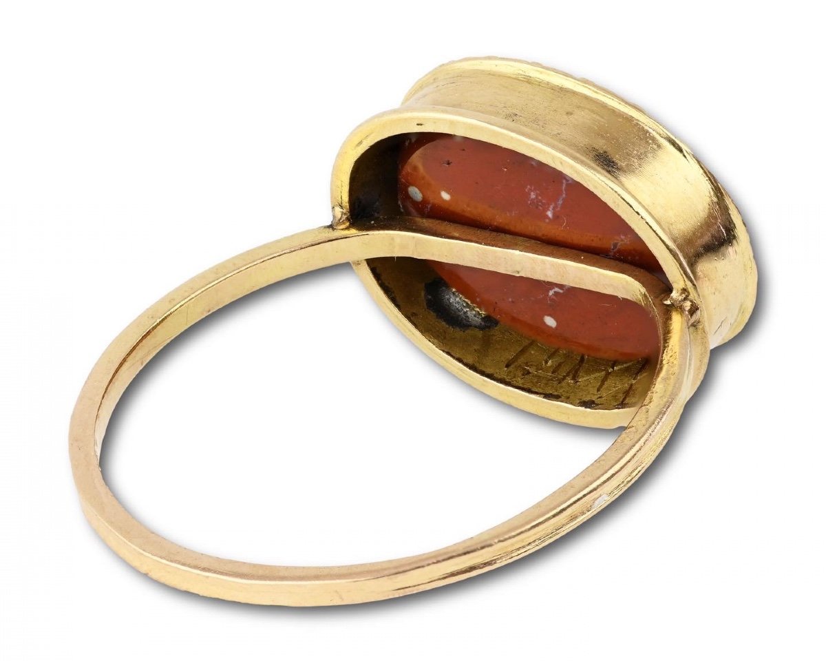 Bague En Or Avec Une Rare Intaille En Jaspe Antique Représentant Eros Chevauchant Un Phallus-photo-3