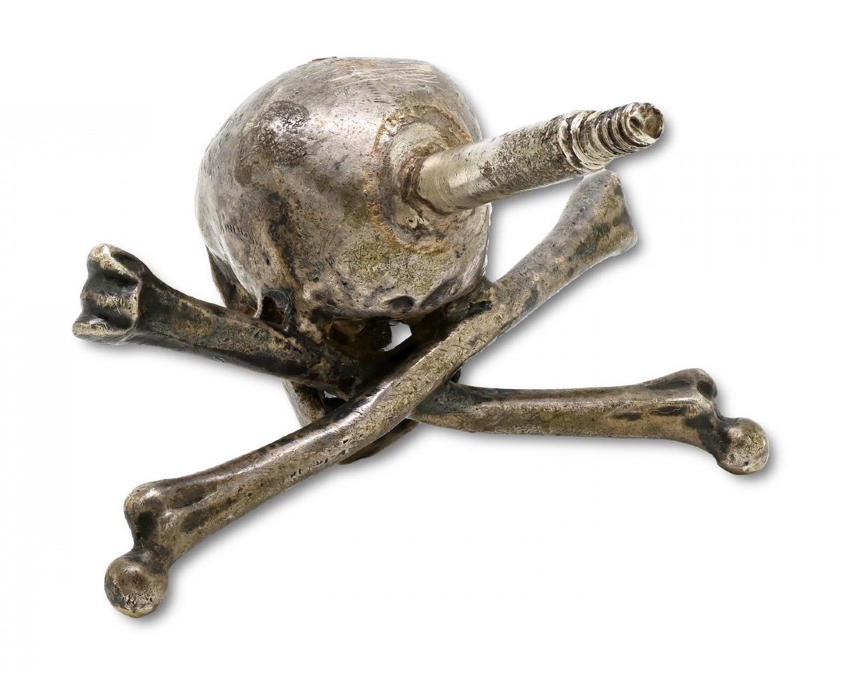 Crâne Et Os Croisés En Argent Finement Modelés. Italien, XVIIe Siècle.-photo-6