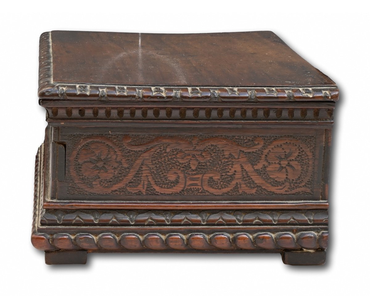 Walnut Casket With Concealed Money Box. Italian, 16th / 17th Century.-photo-3