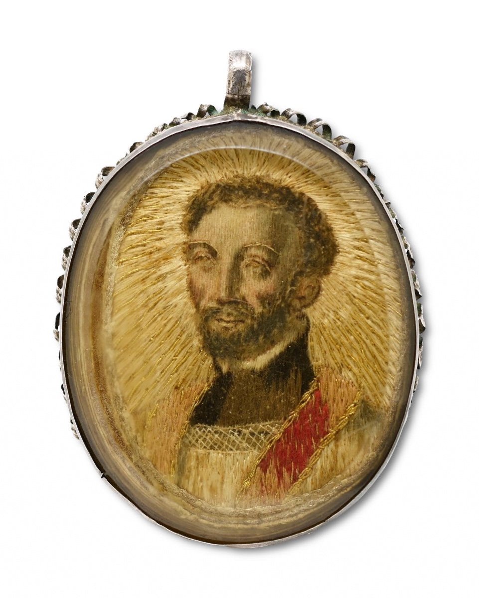Pendentif En Argent Avec Une Image Brodée De Saint François. Espagnol, XVIIIe Siècle -photo-1