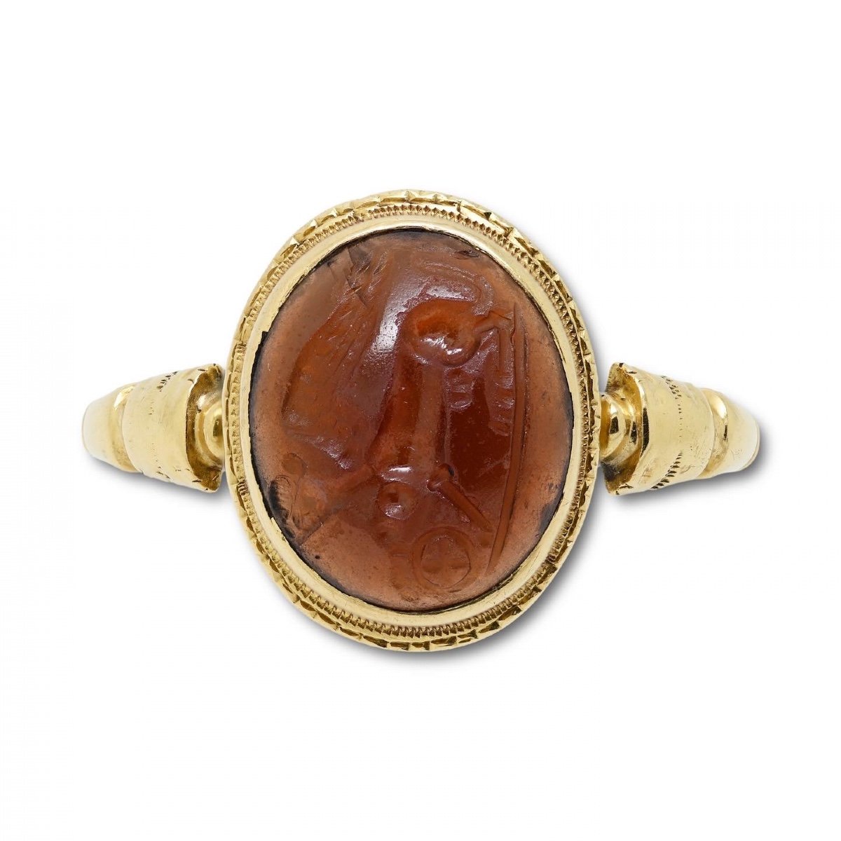 Bague En Or Avec Une Intaille Cabochon Grenat Représentant Un Sphinx. Romain, 1er-2ème Siècle. -photo-2