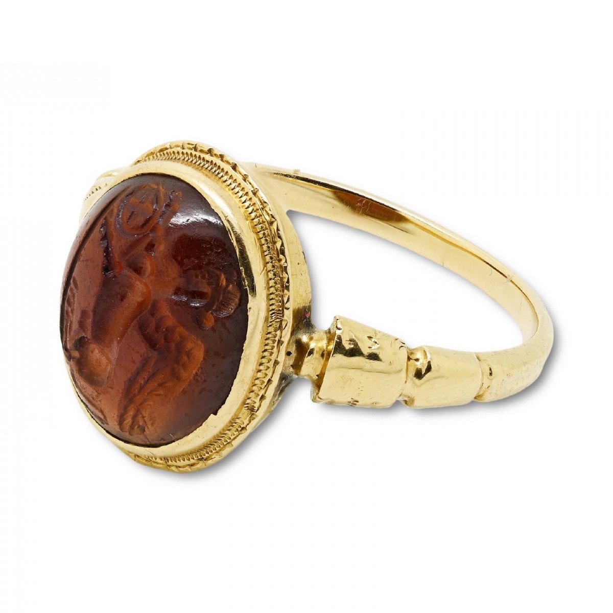 Bague En Or Avec Une Intaille Cabochon Grenat Représentant Un Sphinx. Romain, 1er-2ème Siècle. -photo-4