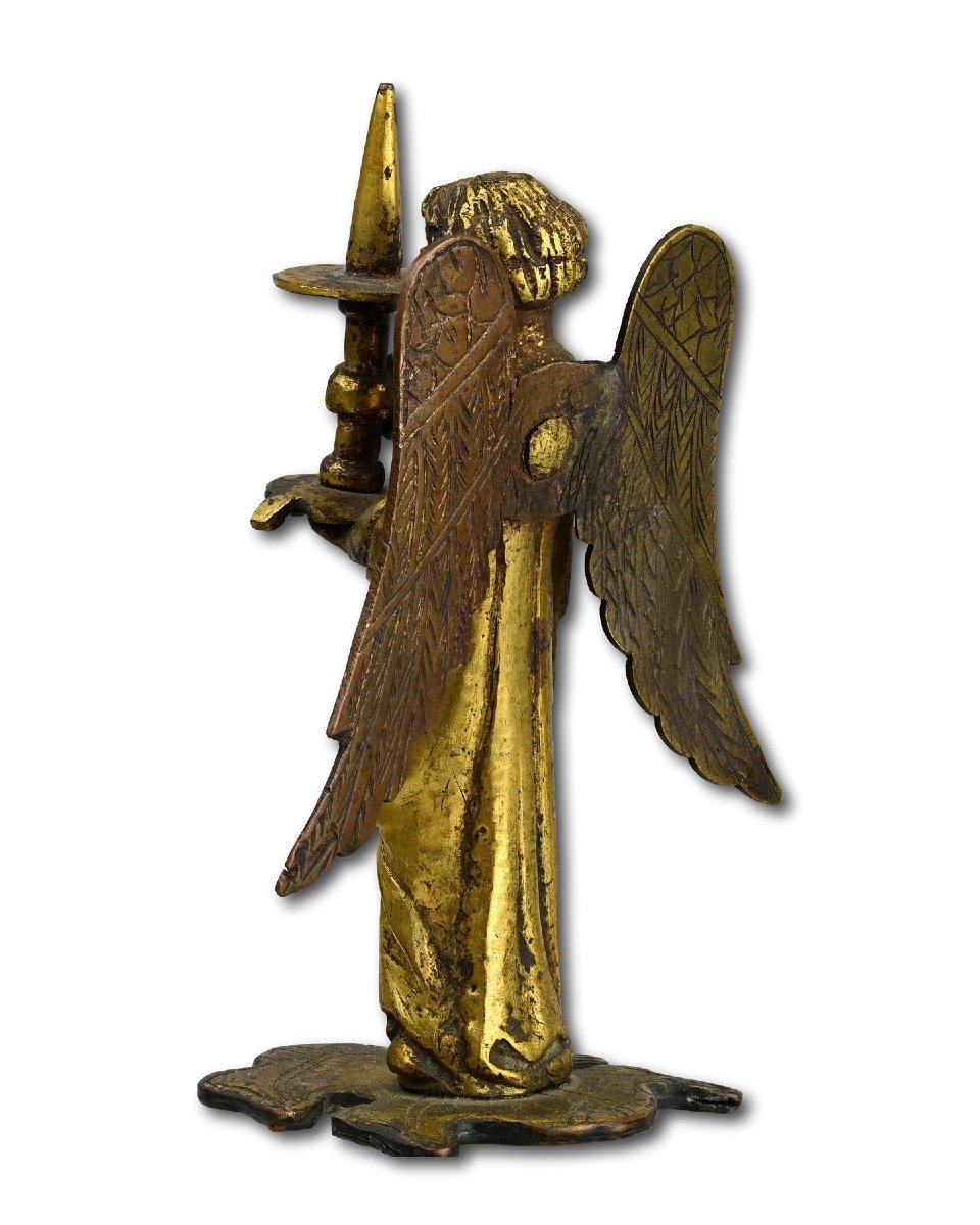 Sculpture Médiévale En Bronze Doré Représentant Une Torchère Portant Un Ange.-photo-2