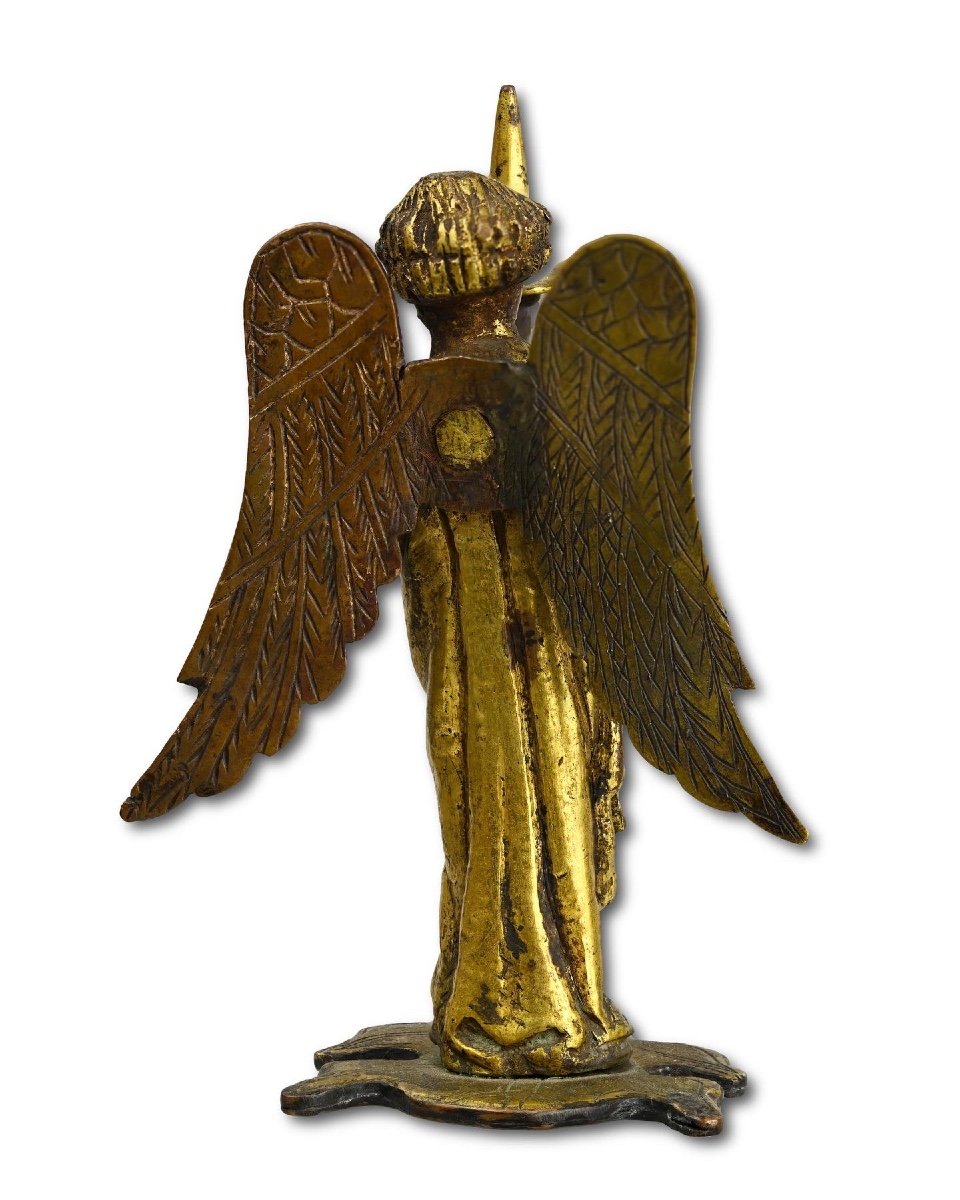 Sculpture Médiévale En Bronze Doré Représentant Une Torchère Portant Un Ange.-photo-1