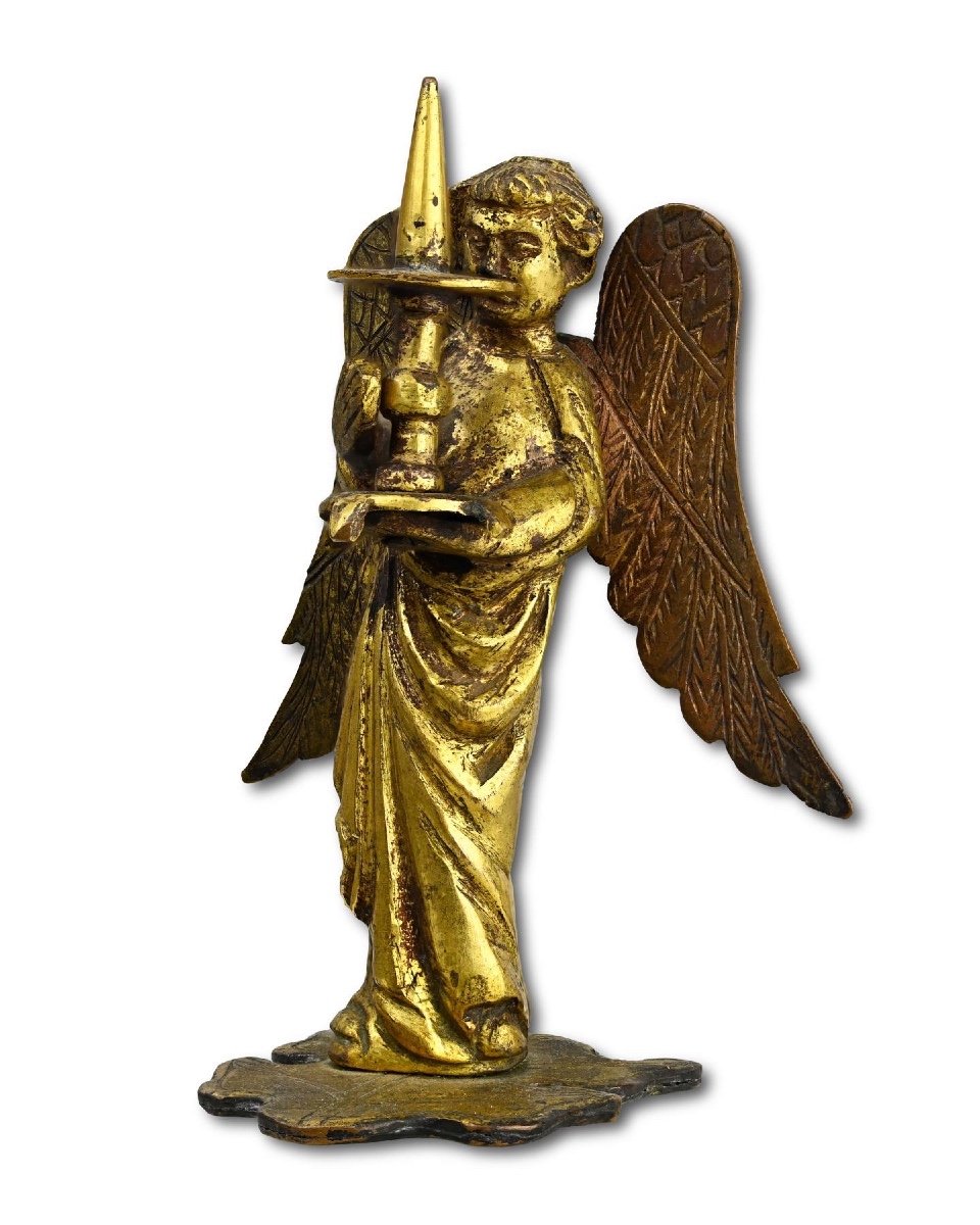 Sculpture Médiévale En Bronze Doré Représentant Une Torchère Portant Un Ange.