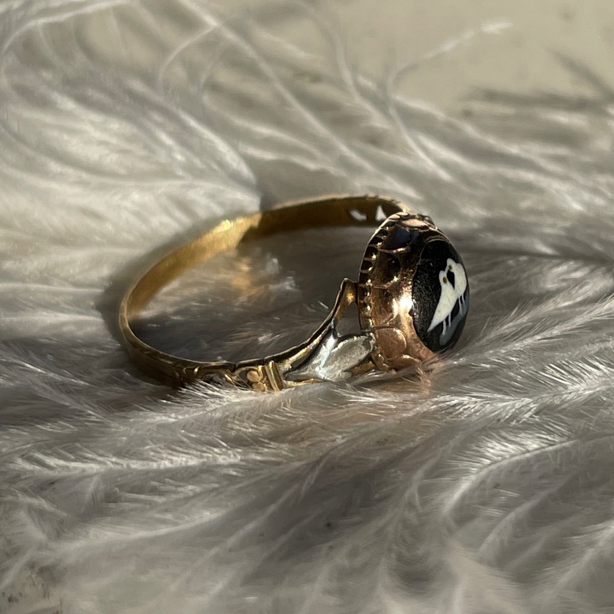 Gold Ring With A Glass Jewel With A Pair Of Billing Doves. French, 18th Century.-photo-4