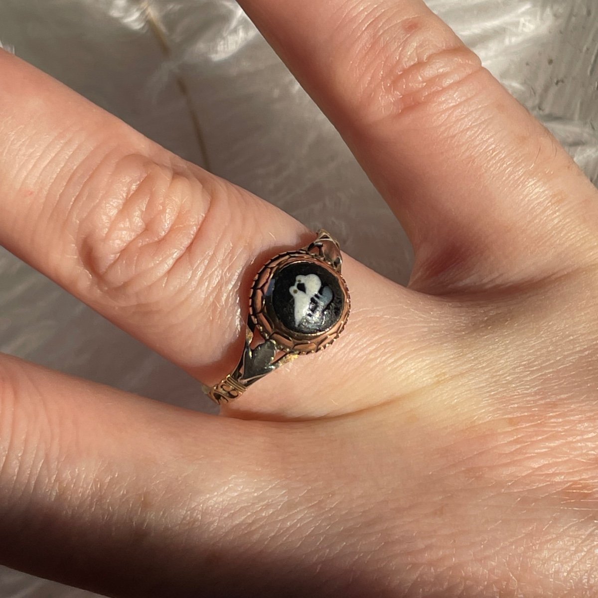 Gold Ring With A Glass Jewel With A Pair Of Billing Doves. French, 18th Century.-photo-5