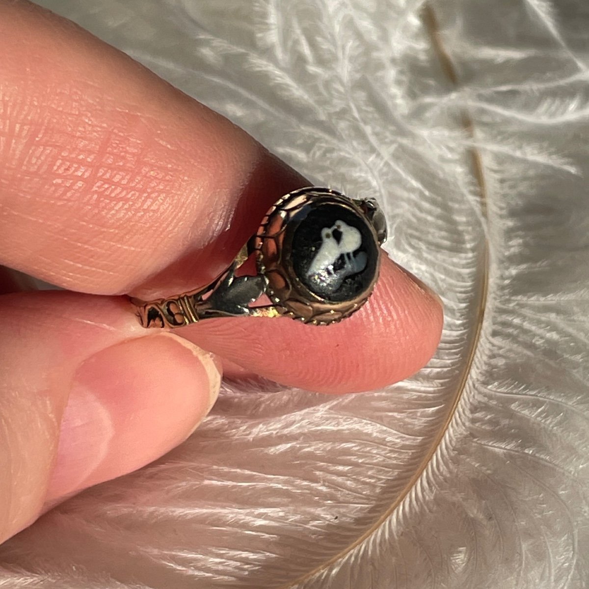 Gold Ring With A Glass Jewel With A Pair Of Billing Doves. French, 18th Century.-photo-6
