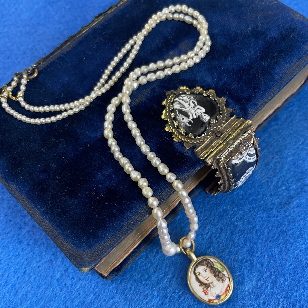 Pendentif En Or Et émail Représentant Des Bustes De Belles Dames. Français, 17ème Siècle  -photo-3