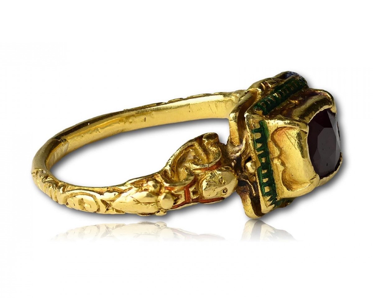 Bague Renaissance En Or Et émail Sertie d'Un Rubis. Europe Occidentale, XVIe Siècle.-photo-1