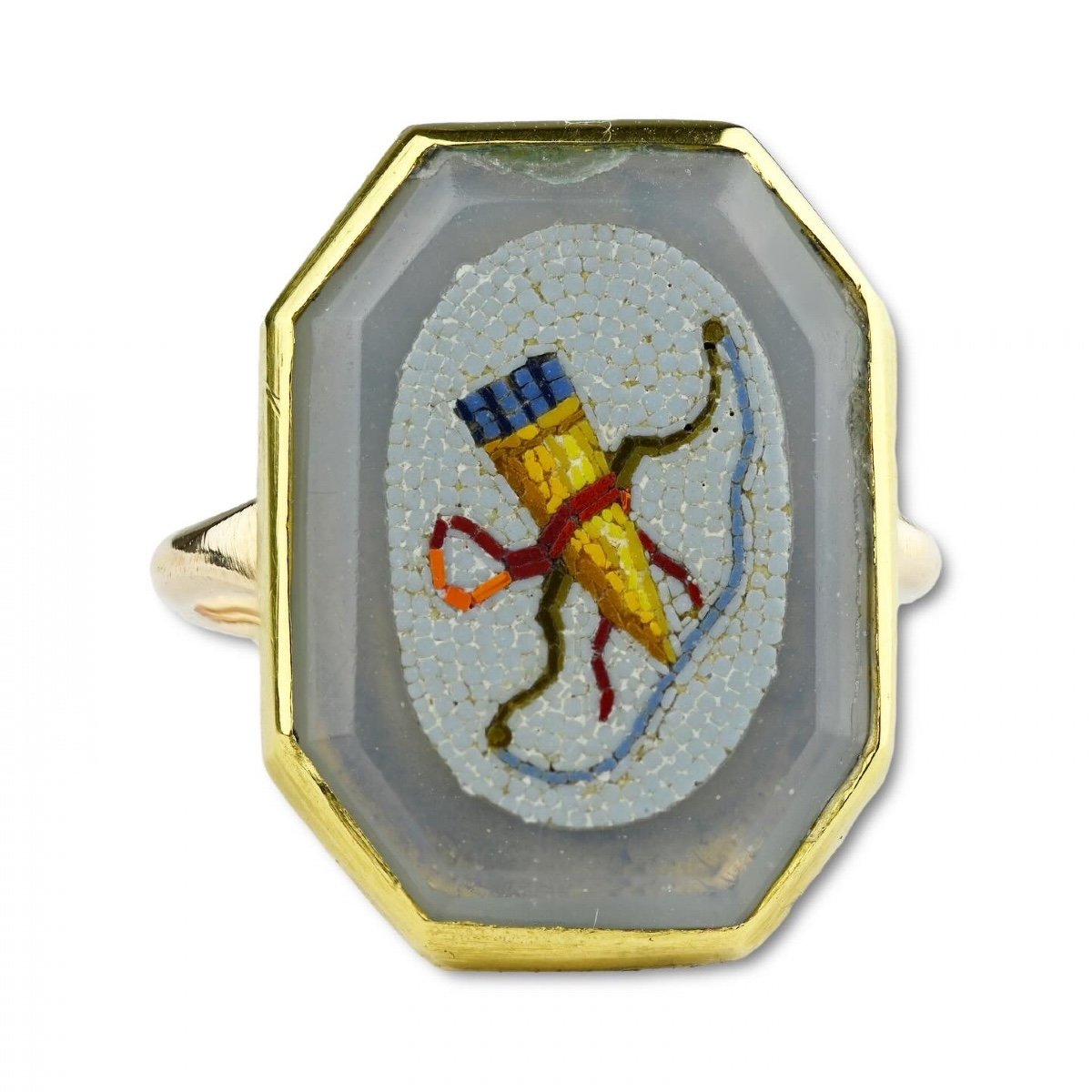 Bague En Or Sertie d'Une Micromosaïque Représentant Un Arc d'Amour Et Un Carquois De Flèches.  -photo-1