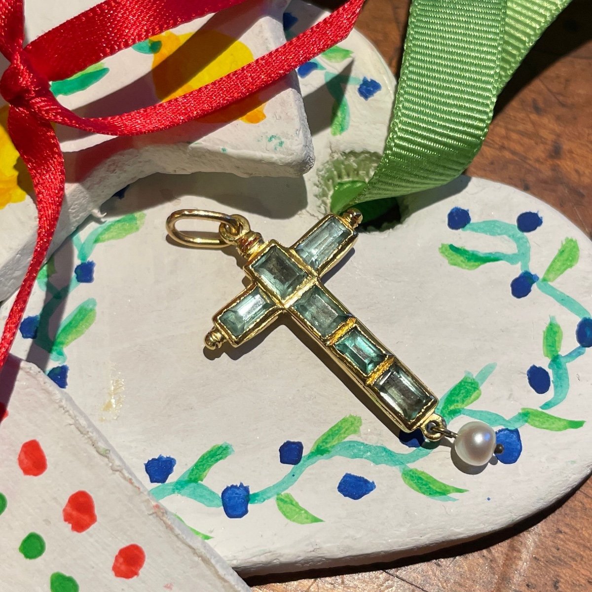 Pendentif Croix En Or Et émail Avec émeraudes Taillées En Table. Espagnol, XVIIe Siècle.-photo-1