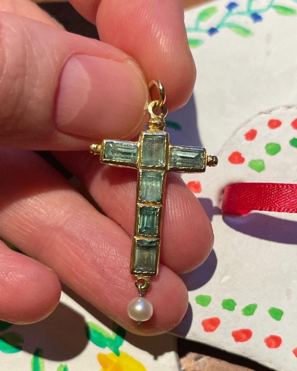 Pendentif Croix En Or Et émail Avec émeraudes Taillées En Table. Espagnol, XVIIe Siècle.-photo-2