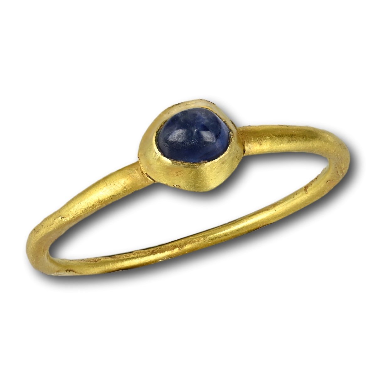 Bague étrier Médiévale Sertie d'Un Saphir Cabochon. Anglais, 13/14ème Siècle.  