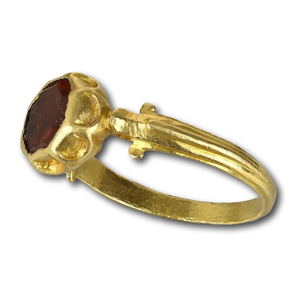 Bague Renaissance En Or Avec Un Grenat Hessonite. Europe Occidentale, XVIe Siècle.  -photo-3