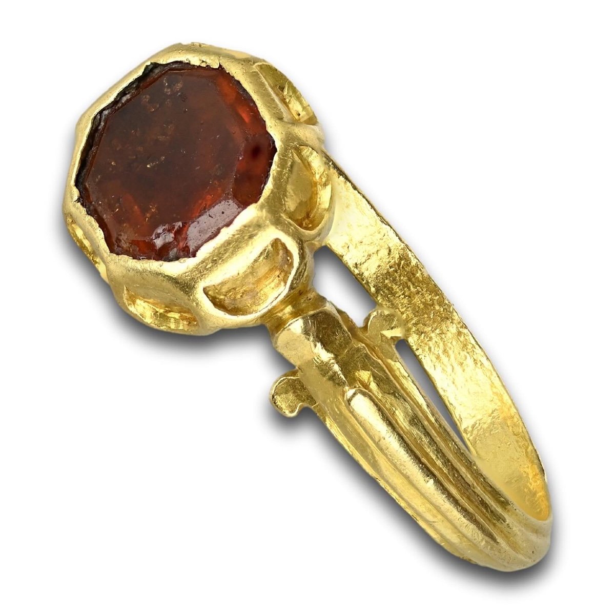 Bague Renaissance En Or Avec Un Grenat Hessonite. Europe Occidentale, XVIe Siècle.  -photo-3