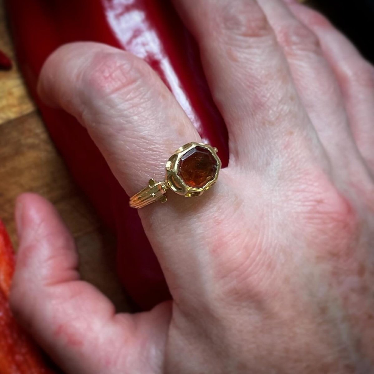 Bague Renaissance En Or Avec Un Grenat Hessonite. Europe Occidentale, XVIe Siècle.  -photo-7