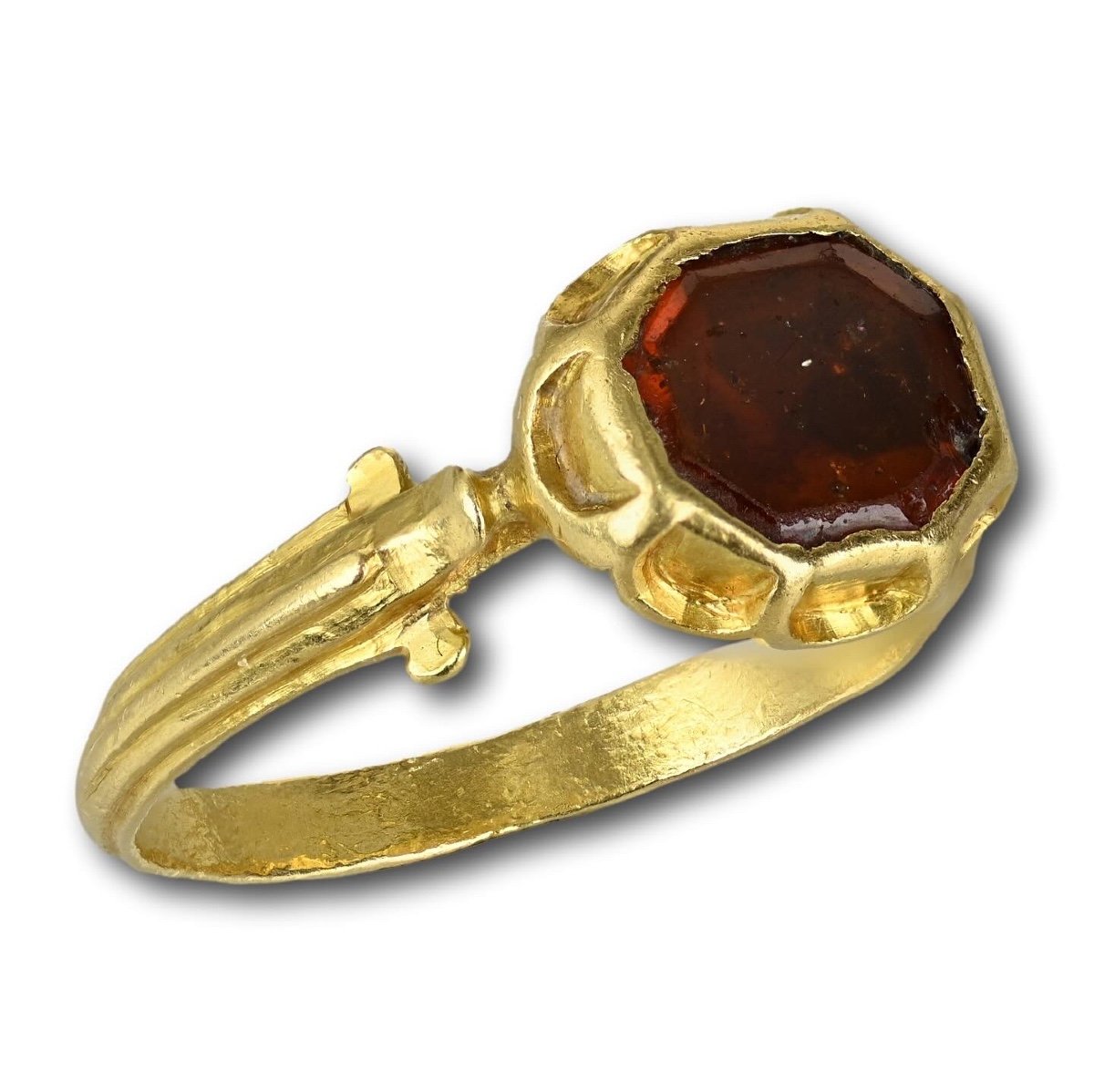 Bague Renaissance En Or Avec Un Grenat Hessonite. Europe Occidentale, XVIe Siècle.  