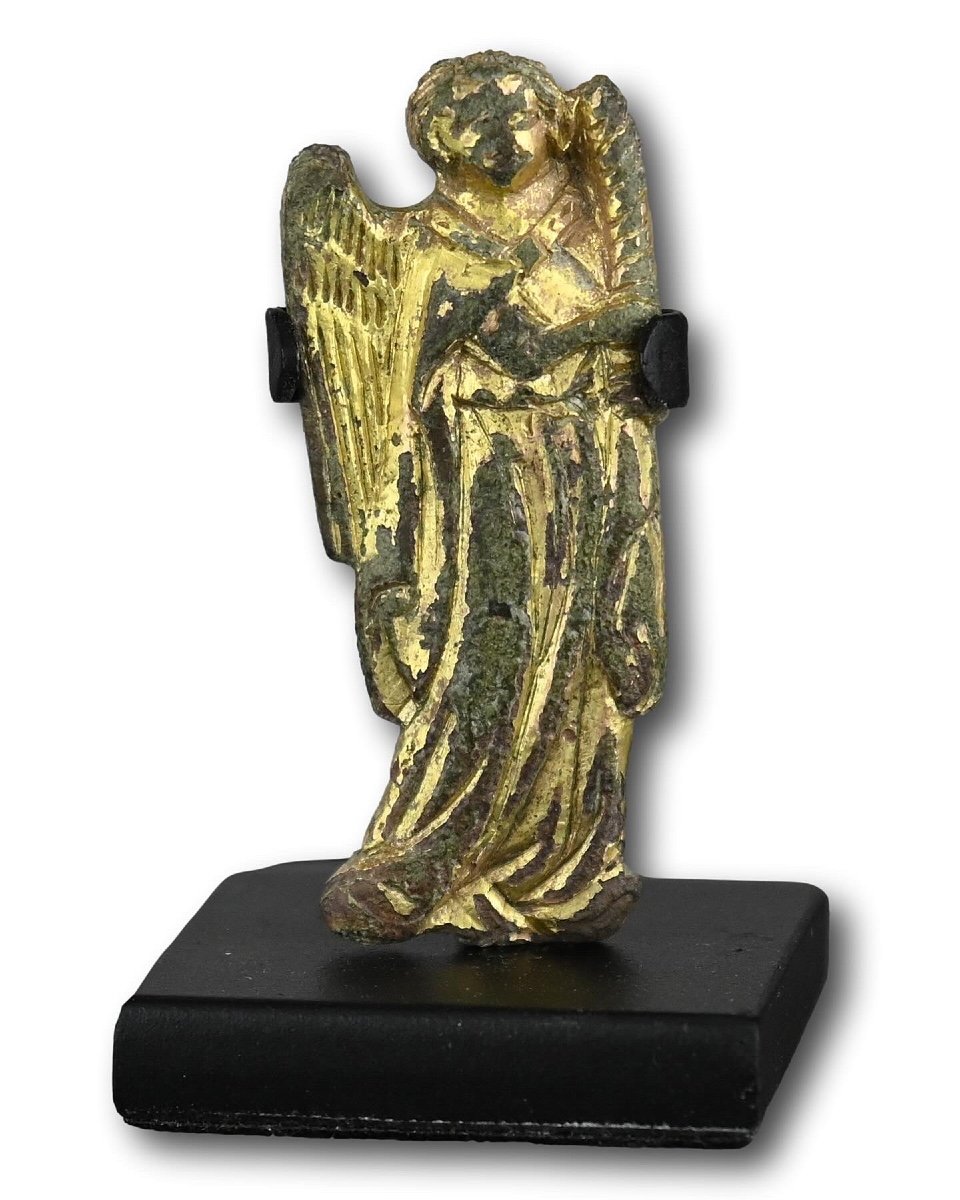 Une Figure En Bronze Doré Représentant Un Ange Portant Une Bougie. Probablement Français, 14e S