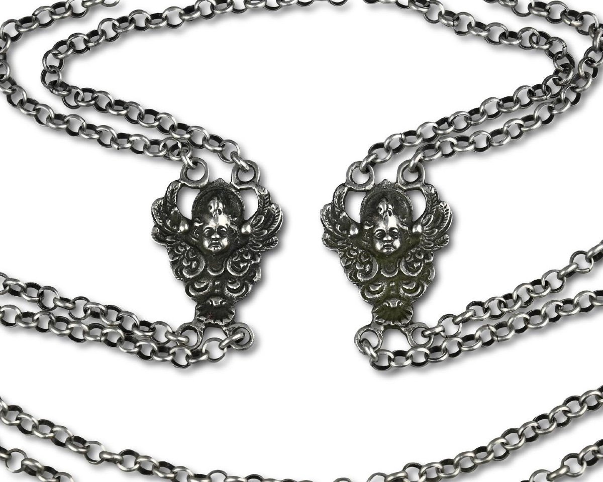 Double Chaîne Longue En Argent Sertie De Têtes De Putto. Italien, XVIIe Siècle.  